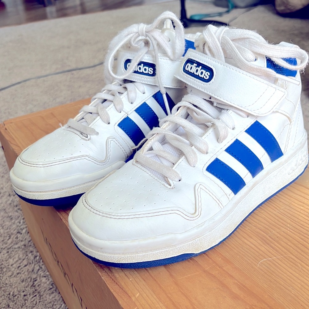 Adidas big boys’ size 4 basketball shoes. Great condition!